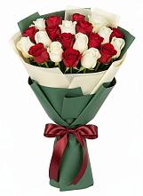 Букет Микс из красных и белых роз в Венгерово
