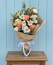 Букет цветов из:  Альстромерии, Лизиантусы, Розы и Хризантемы в Венгерово