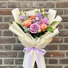 Букет цветов из:  Лизиантусы и Розы в Венгерово