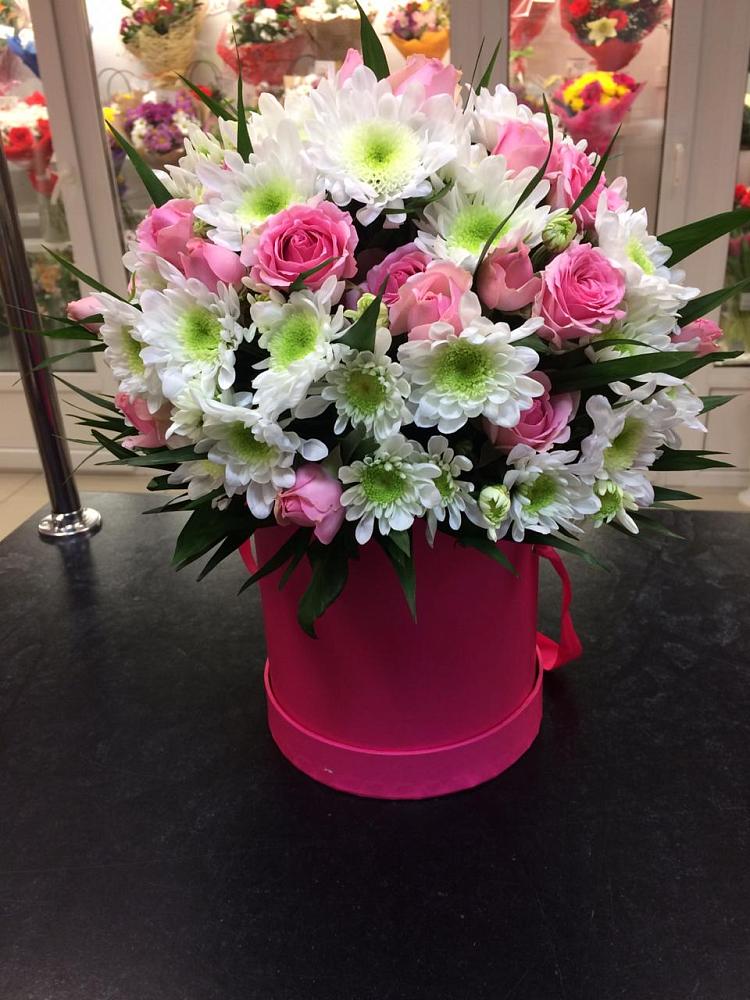 Цветочная композиция из Розы и Хризантемы в шляпной коробке в Венгерово