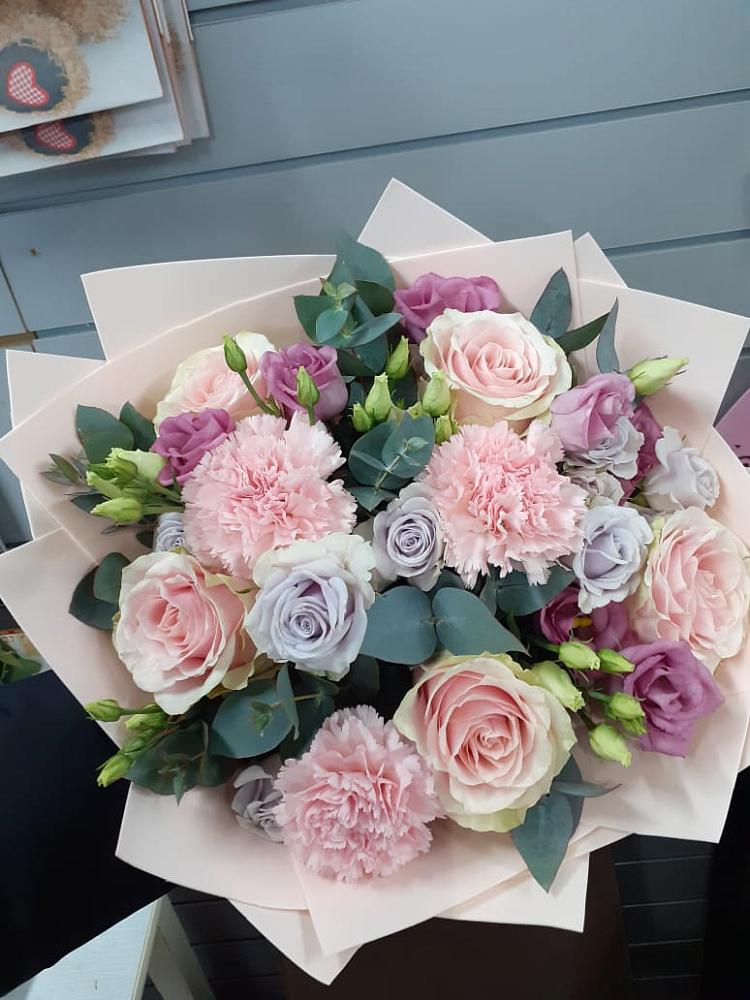 Букет цветов из: Розы, Гвоздики и Лизиантусы в Венгерово